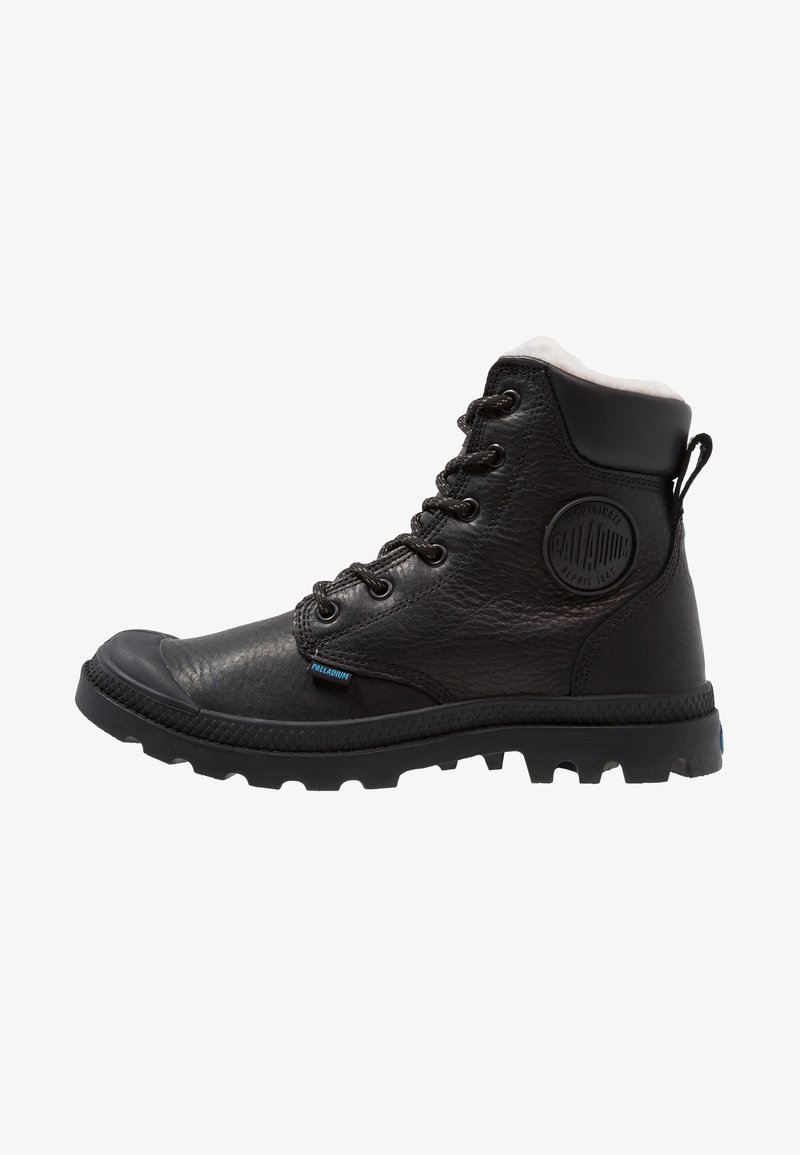 Svart läderkänga med texturerad yta, gummitå och slitstark sula. Har svarta snören och en vadderad krage för komfort.