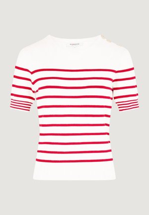 Top bianco a maniche corte in maglia con strisce orizzontali rosse e bottoni decorativi lungo una spalla, silhouette aderente.