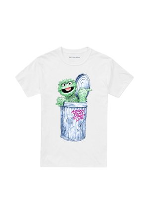 Weißes T-Shirt mit einem grünen, pelzigen Charakter, der aus einem blauen Mülleimer herauskommt. Der Text lautet "ÜBER DAS STRASSENLEBEN" in Pink.