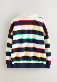 Gestreifter Pullover mit blau-weiß-vibranten farbigen Streifen. Rippkragen und Rippbündchen. Sanfte Textur.