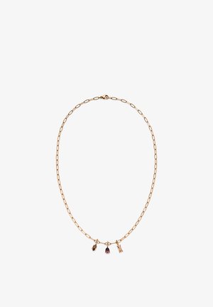 Collier chaîne en or avec des maillons allongés, comportant trois breloques décoratives : une goutte violette, une gemme rectangulaire claire, et une petite perle ronde.