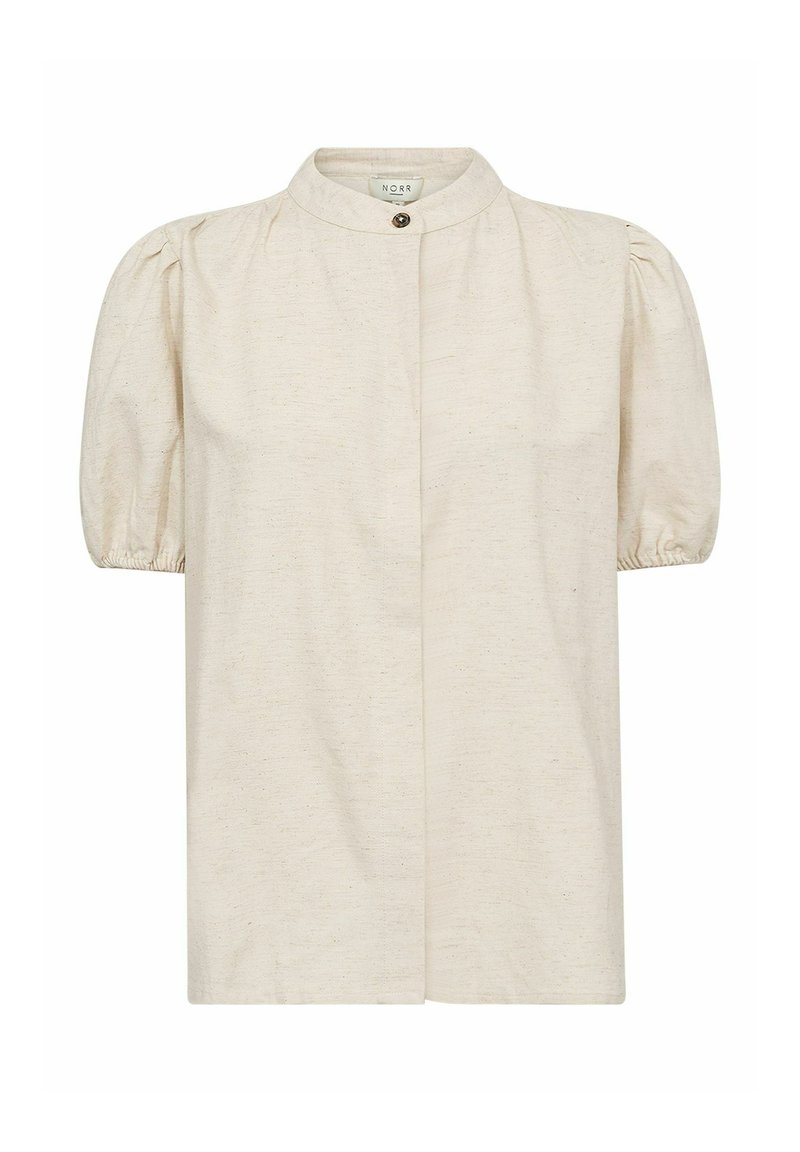 Blusa corta a maniche corte color crema con colletto alto, chiusura a bottoni e maniche a sbuffo arricciate. Realizzata in un tessuto testurizzato con leggere impronte.