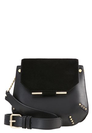 Musta nahkainen crossbody-laukku mokkanahkaisella läpällä, kultainen ketjuhihna, kultainen tankoefekti ja kultaiset niittikoristeet kulmissa.