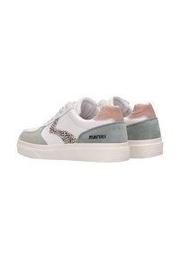 Witte en pastelgroene sneakers met een gestructureerde roze hak, gevlekte zijdetail en witte veters. Gevoerde zool en gelabeld "Maruti."