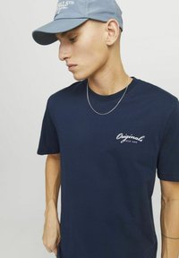 Jack & Jones RUNDHALS - Marškinėliai su spaudiniu - navy blazer