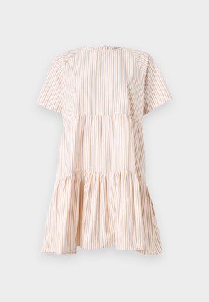 Lyhythihainen mekko valkoisilla ja oransseilla pystysuorilla raidoilla, jossa on laskostettu vartalo ja levenevä helma. Valmistettu kevyestä kankaasta.