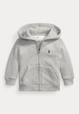 Lichtgrijze kinderhoodie met rits, voorzakken en een klein blauw geborduurd logo op de borst.