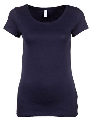 Granatowy t-shirt z krótkim rękawem wykonany z miękkiego materiału; posiada dekolt w kształcie litery U oraz dopasowany krój. Gładka faktura bez widocznych wzorów.