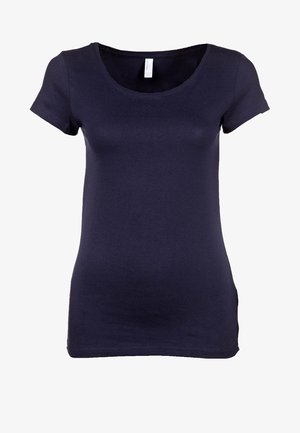 Navyblauw T-shirt met korte mouwen gemaakt van zacht stof; heeft een ronde hals en een aansluitend ontwerp. Gladde textuur zonder zichtbare patronen.