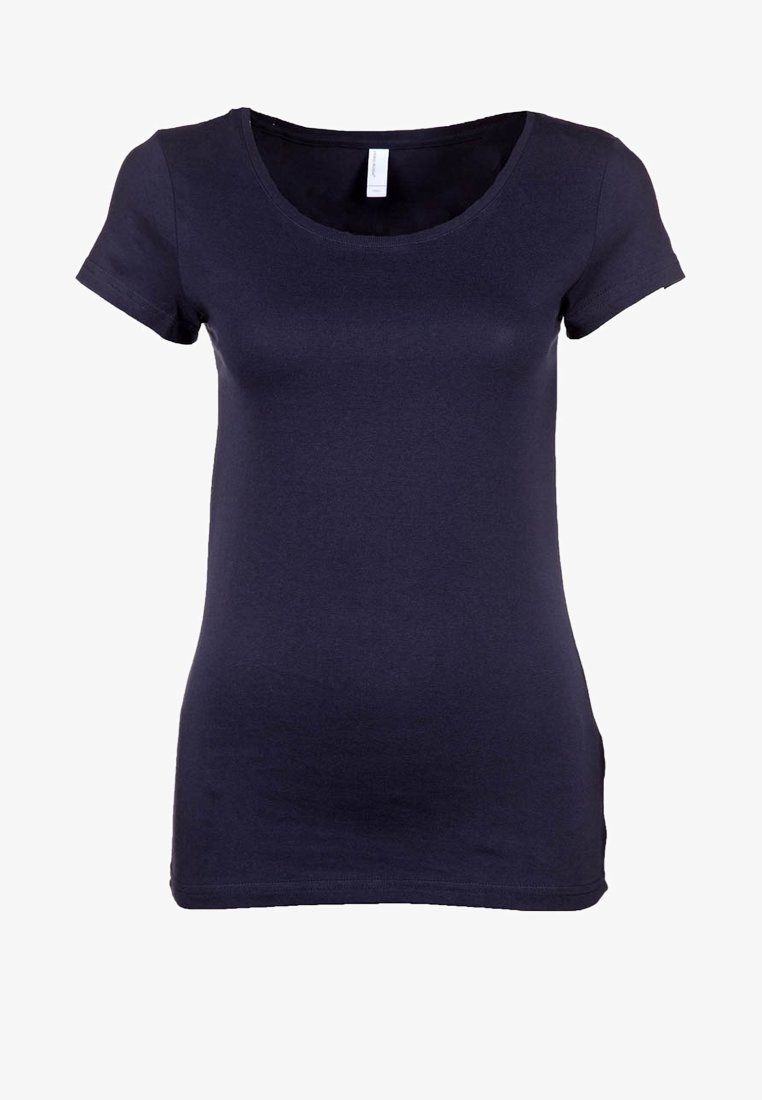 T-shirt bleu marine à manches courtes en tissu doux ; doté d'un col rond et d'une coupe ajustée. Texture lisse sans motifs visibles.