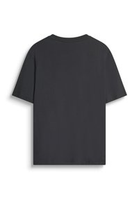 Crna majica s kratkim rukavima s okruglim izrezom i glatkom, jednostavnom teksturom tkanine. Nema vidljivih uzoraka ili akcenta. Standardni kroj.