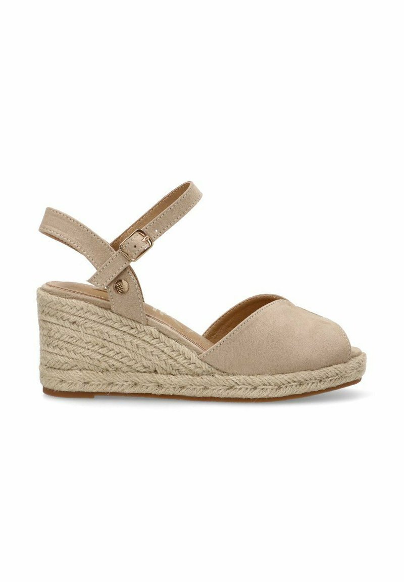 Sandal de cuña de ante beige con plataforma trenzada de yute. Cuenta con una correa ajustable en el tobillo y punta redondeada. Diseño casual.