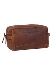 Pochette da toeletta in pelle marrone con chiusura a zip, caratterizzata da un logo impresso e un dettaglio di cucitura curva sul lato. Forma rettangolare compatta.