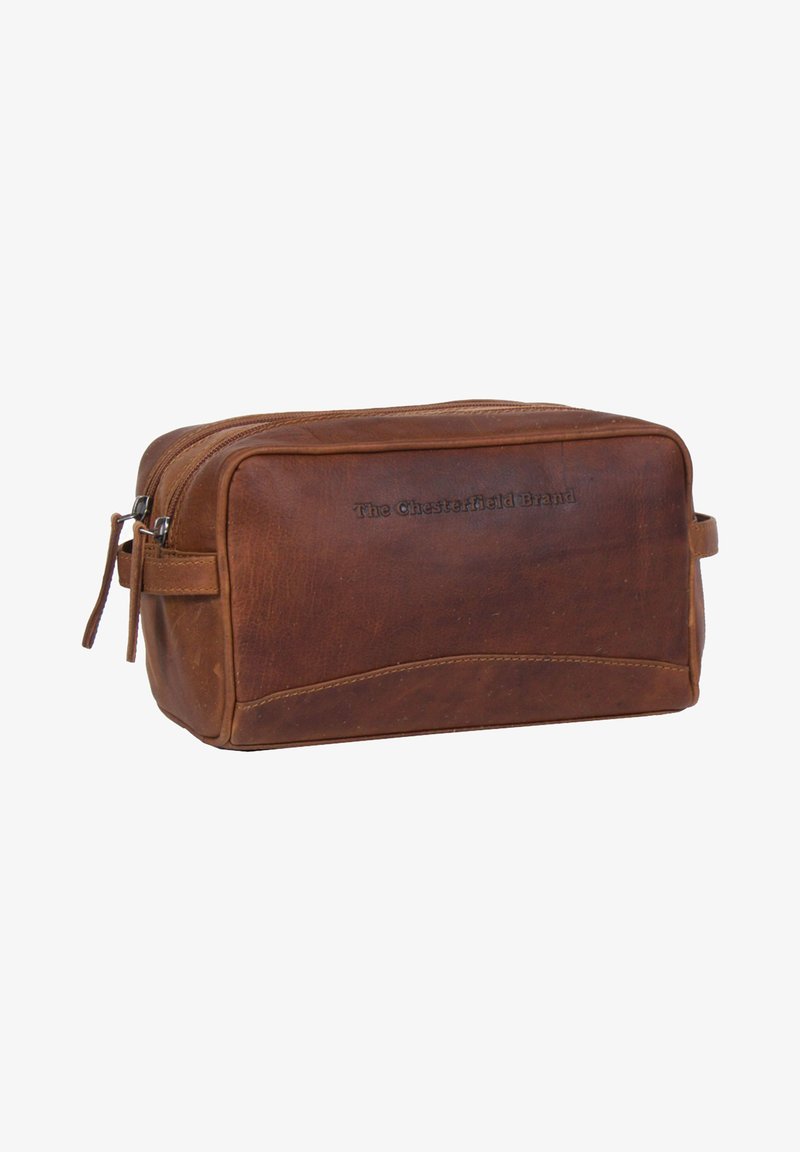 Pochette da toeletta in pelle marrone con chiusura a zip, caratterizzata da un logo impresso e un dettaglio di cucitura curva sul lato. Forma rettangolare compatta.