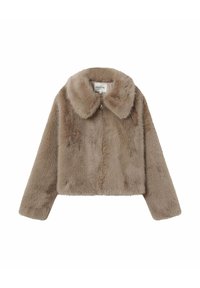 Giacca in pelliccia sintetica cropped di color marrone chiaro, con un ampio colletto e chiusura con zip; texture morbida con un aspetto leggermente peloso.