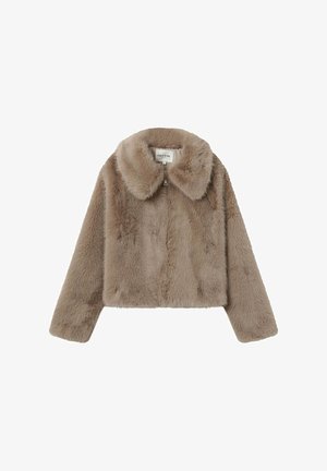 Veste courte en fausse fourrure couleur marron clair, avec un large col et une fermeture éclair ; texture douce avec une apparence légèrement duveteuse.