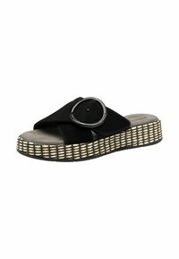 Zwarte suède slide-sandaal met een brede kruisstrop, cirkelvormige hardware-accent en een gevlochten plateauzool met een zwart-wit patroon.