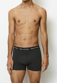 Schwarze Boxer-Shorts aus Baumwolle mit einem weichen Bündchen, das das "Marc O'Polo"-Logo in Weiß aufweist. Enganliegendes Design und Oberschenkel-lange Länge.