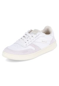 Weiße Leder-Sneaker mit hellgrauen Suede-Akzenten, runder Zehenpartie, perforierten Details und einer flachen Gummisohle. GANT-Logo an der Seite.