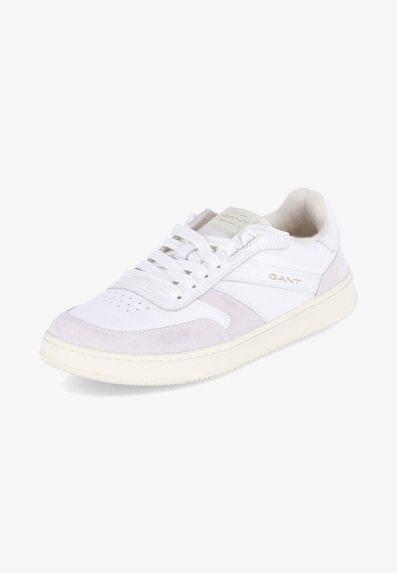 Weiße Leder-Sneaker mit hellgrauen Suede-Akzenten, runder Zehenpartie, perforierten Details und einer flachen Gummisohle. GANT-Logo an der Seite.