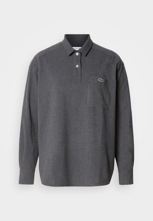 Garā piedurkņu polo krekls, tumši pelēka auduma, teksturēta virsma, divi pogu aizdare, krūšu kabata ar mazu zaļu logotipu kreisajā pusē.
