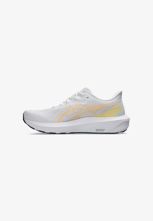 Chaussure de course blanche avec des lignes orange, semelle épaisse et amortie, et semelle noire, vue de côté sur fond blanc.