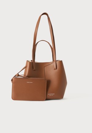 Braune Ledertasche mit zwei langen Griffen und passender Reißverschlusstasche, beide mit dezenten Markenlogos auf einfarbigem Hintergrund.