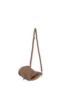 Borsa a tracolla in pelle tan con forma curva, due chiusure con zip e una tracolla sottile e regolabile. Texture liscia con un interno chiaro.
