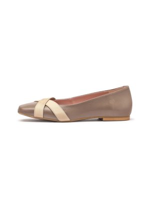 Ballerine in pelle taupe con una fascia incrociata in elastico beige. Punta quadrata e suola piatta, con un delicato dettaglio del logo sul tallone.