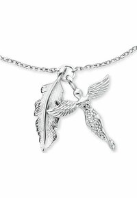 Ciondolo d'argento con una piuma dettagliata e una figura alata decorata con cristalli trasparenti, appeso a una delicata catena.