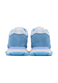 Sneaker blu in suede con una suola intermedia bianca, caratterizzate da una forma arrotondata e un collare imbottito. Logo "SUN68" in bianco sul tallone.
