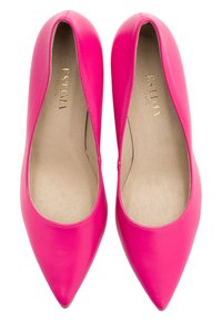Różowe płaskie buty z ostrym noskiem, wykonane z gładkiego, błyszczącego materiału. Charakteryzują się minimalistycznym designem, z wyściółką w środku i bez widocznych elementów metalowych.