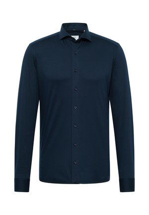 Chemise à manches longues bleu marine en tissu lisse avec un col, un devant à boutons et des boutons foncés. Présente une coupe ajustée et un design épuré.