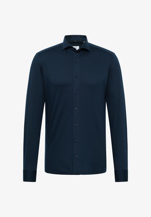 Chemise à manches longues bleu marine en tissu lisse avec un col, un devant à boutons et des boutons foncés. Présente une coupe ajustée et un design épuré.