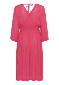 Robe rose, longueur genou, avec décolleté en V et lien dans le dos. Caractéristiques : manches trois-quarts et taille froncée, fabriquée en tissu léger et fluide.