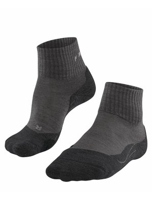 Chaussettes de cheville gris charbon avec un revers côtelé, un talon et un orteil renforcés, et un tissu supérieur lisse avec un détail de logo de marque subtil.