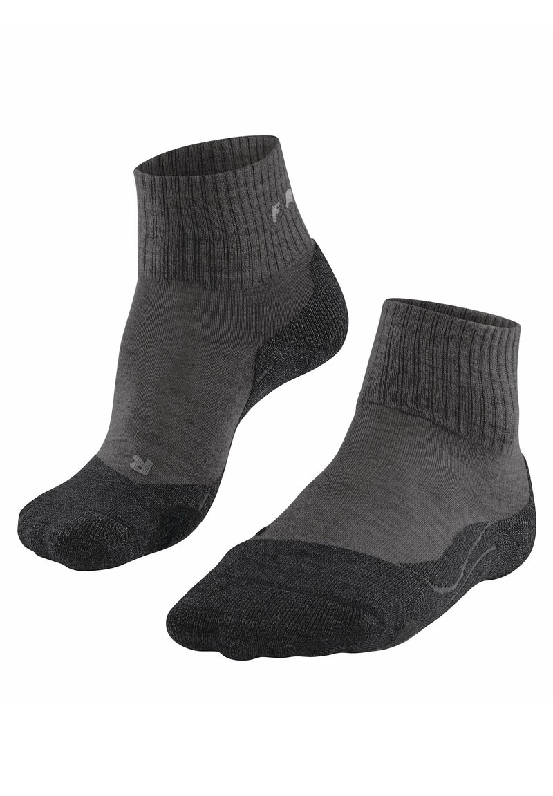 Chaussettes de cheville gris charbon avec un revers côtelé, un talon et un orteil renforcés, et un tissu supérieur lisse avec un détail de logo de marque subtil.
