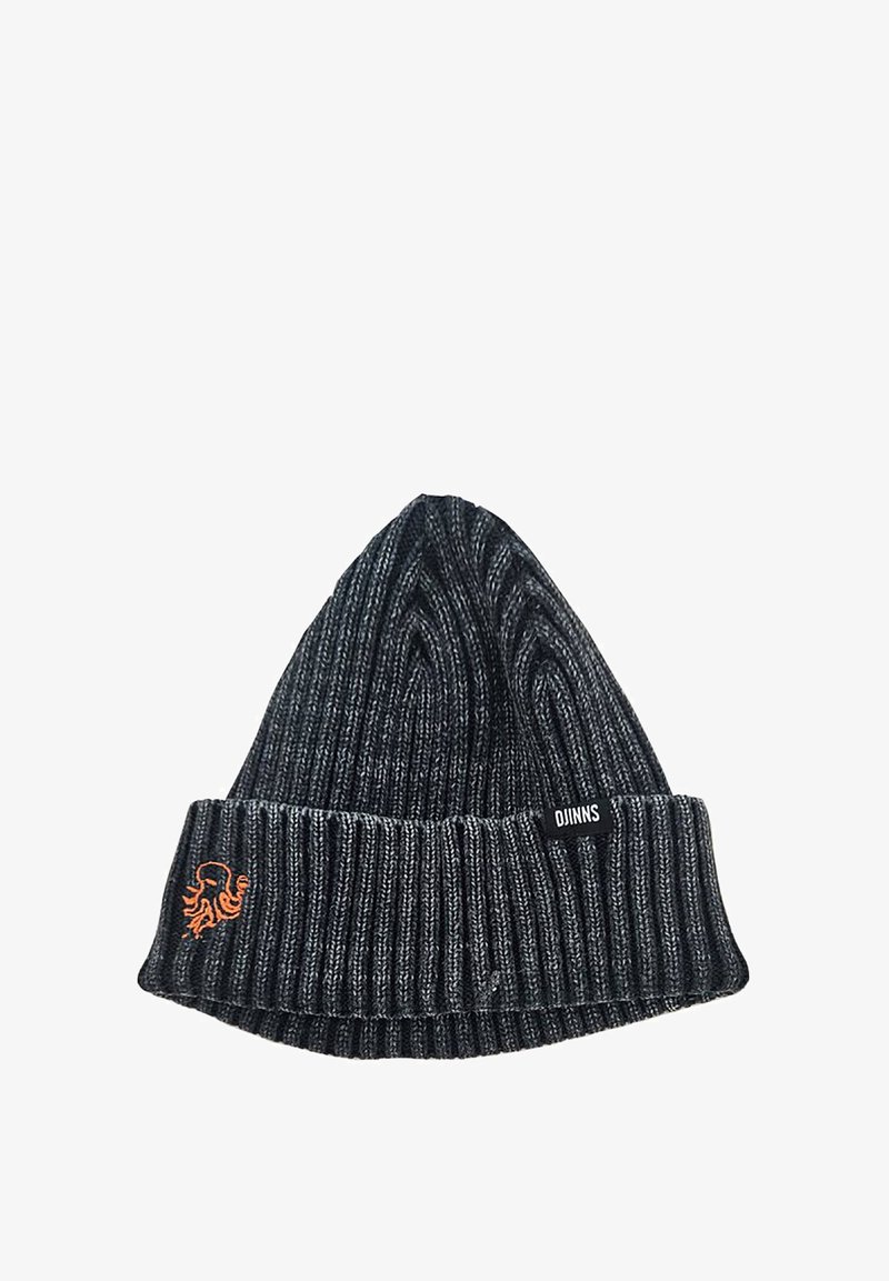 Schwarze gerippte Strickmütze mit umgeschlagenem Saum, ausgestattet mit einem orangefarbenen gestickten Design und einem kleinen schwarzen Etikett, auf dem "DJINNS" steht.