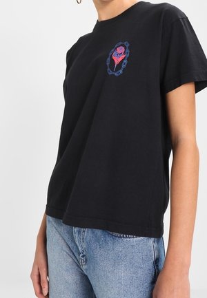 Sort bomulds T-shirt med korte ærmer, der har et grafisk design af en rose og kæder i blå og rød, med en afslappet pasform.