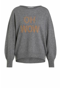 Maglione grigio a maniche lunghe in maglia con la scritta "OH WOW" in grandi lettere marroni sul davanti, caratterizzato da un collo a girocollo e polsini e orlo a coste.