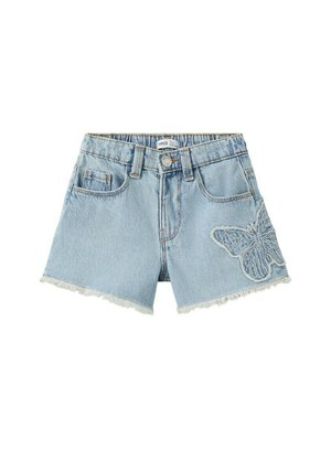 Short en denim bleu clair avec des ourlets effilochés et un grand papillon brodé sur la poche de la jambe droite.