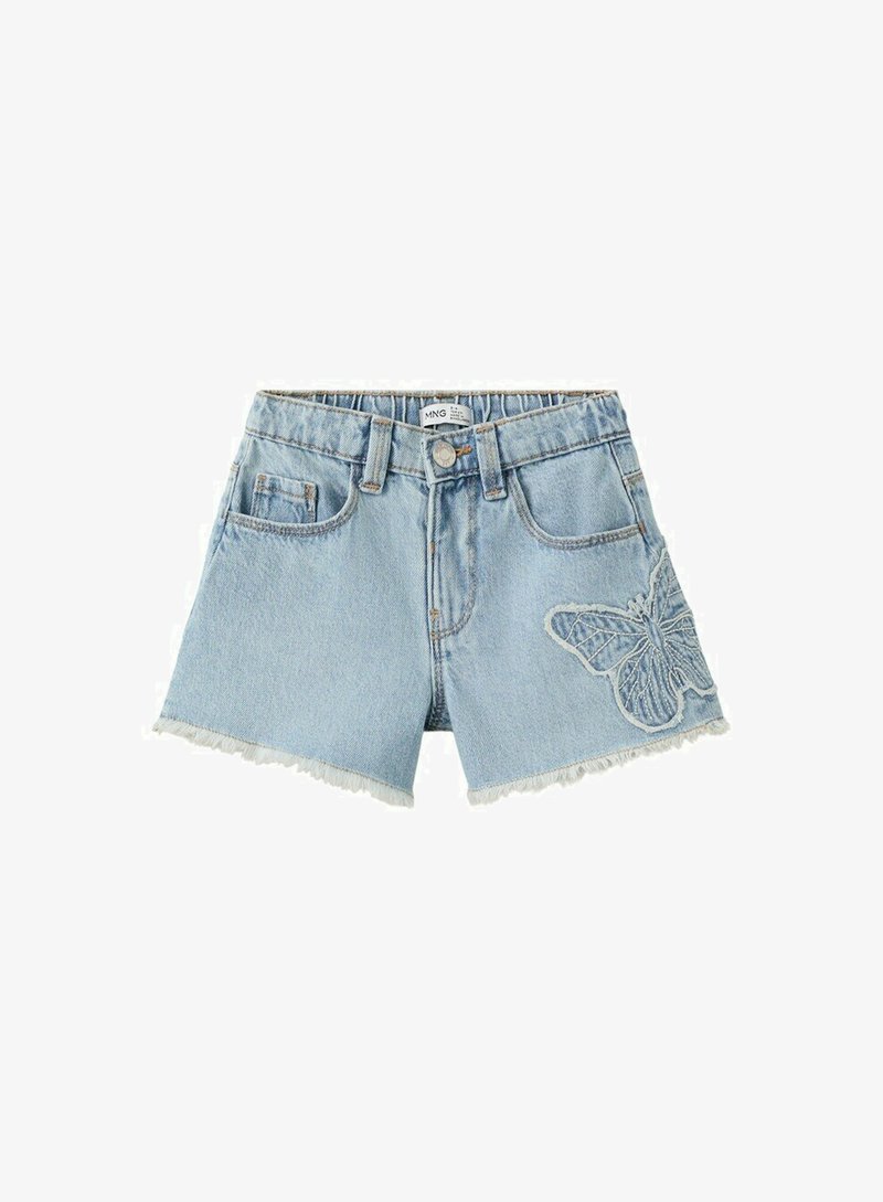 Short en denim bleu clair avec des ourlets effilochés et un grand papillon brodé sur la poche de la jambe droite.