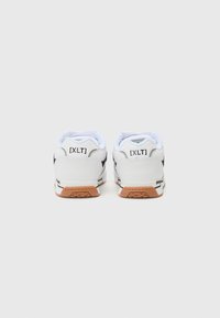 Hvide sneakers med sorte detaljer, udstyret med en polstret krave, gummisål og logoet "[XLT]" på bagsiden. Glat syntetisk materiale.
