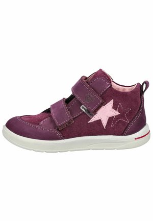 Lila Kindersneaker mit zwei Klettverschlüssen, pinken Sternmotiven an der Seite und einer weißen Sohle mit rotem Detail an der Ferse.