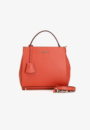 Rød læderhåndtaske med tekstureret overflade, dubbelt topgreb, guldfarvet hardware, en aftagelig rem og en lille hængende tag som accent.