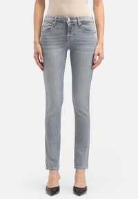 Szare jeansy denimowe o dopasowanym kroju, z talią na wysokości talii i klasycznym pięciokieszeniowym designem. Zniszczona faktura z subtelnymi detalami "whiskering".