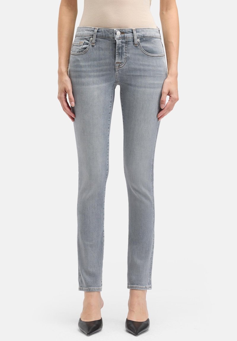 Szare jeansy denimowe o dopasowanym kroju, z talią na wysokości talii i klasycznym pięciokieszeniowym designem. Zniszczona faktura z subtelnymi detalami "whiskering".