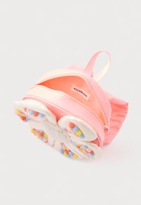 Roze rugzak met een afgerond ontwerp. Het heeft een ritsluiting, zacht fabric en een decoratieve basis met kleurrijke pom-poms.