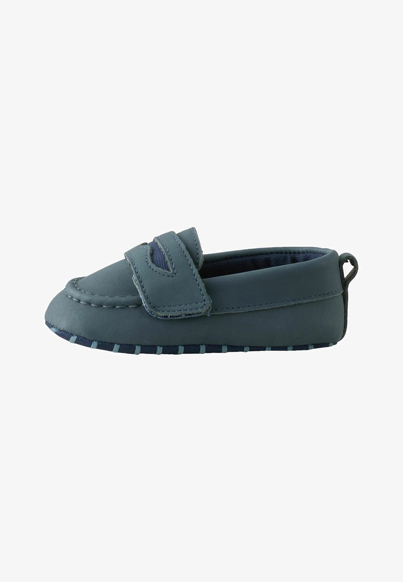 Chaussure enfant taille marine à enfiler, avec bride velcro réglable et semelle en caoutchouc, conçue pour un port facile et un confort optimal.