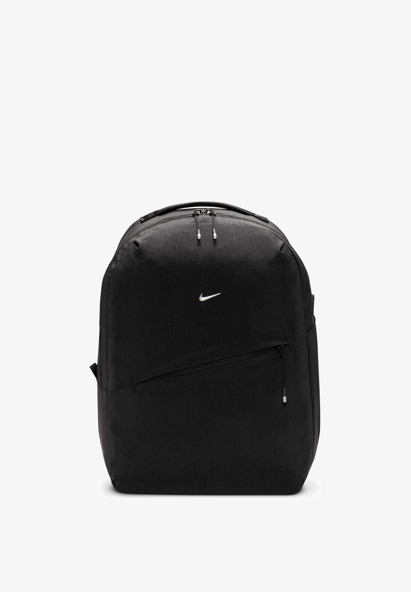 Svart ryggsäck med texturerad yta, har en framfick med dragkedja och dubbla dragkedjor på toppen. Logotypen visas i vitt på framsidan.